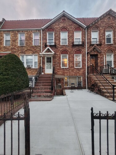 Enjoy this Cozy Brooklyn Room with Parking & Shared Kitchen & Bathroom