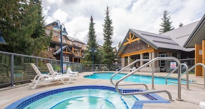 Great location | Hot tub, pool & sauna | BBQ | AC