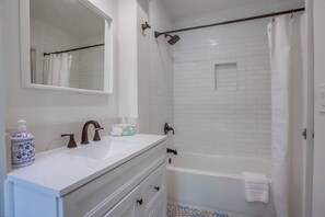 Ensemble douche/baignoire, sèche-cheveux, serviettes fournies, shampoing