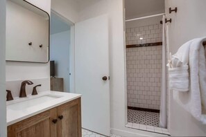 Ensemble douche/baignoire, sèche-cheveux, shampoing