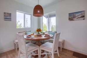 Dining - Birdrock Beach Cottage With Hot Tub (La Jolla)