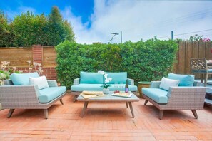 Terrace/patio - Birdrock Beach Cottage With Hot Tub (La Jolla)