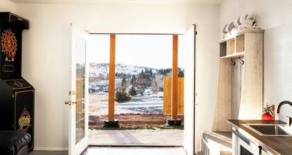 Oso Lucky Lodge • Hot Tub • Walk to Casinos