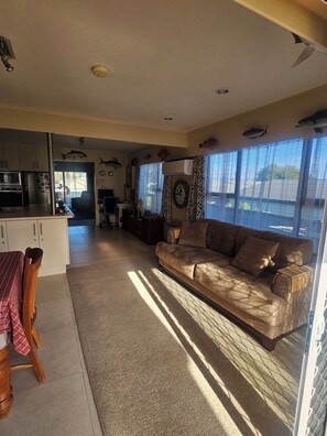 Smart TV, DVD player, books, video library - Redwood Spa Hayven, MBT, Spa, Pets Welcome (Rotorua)