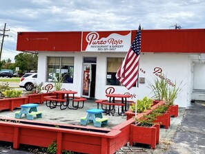 Ein Restaurant namens Punto Rojo mit Außenbereich und einer amerikanischen Flagge.