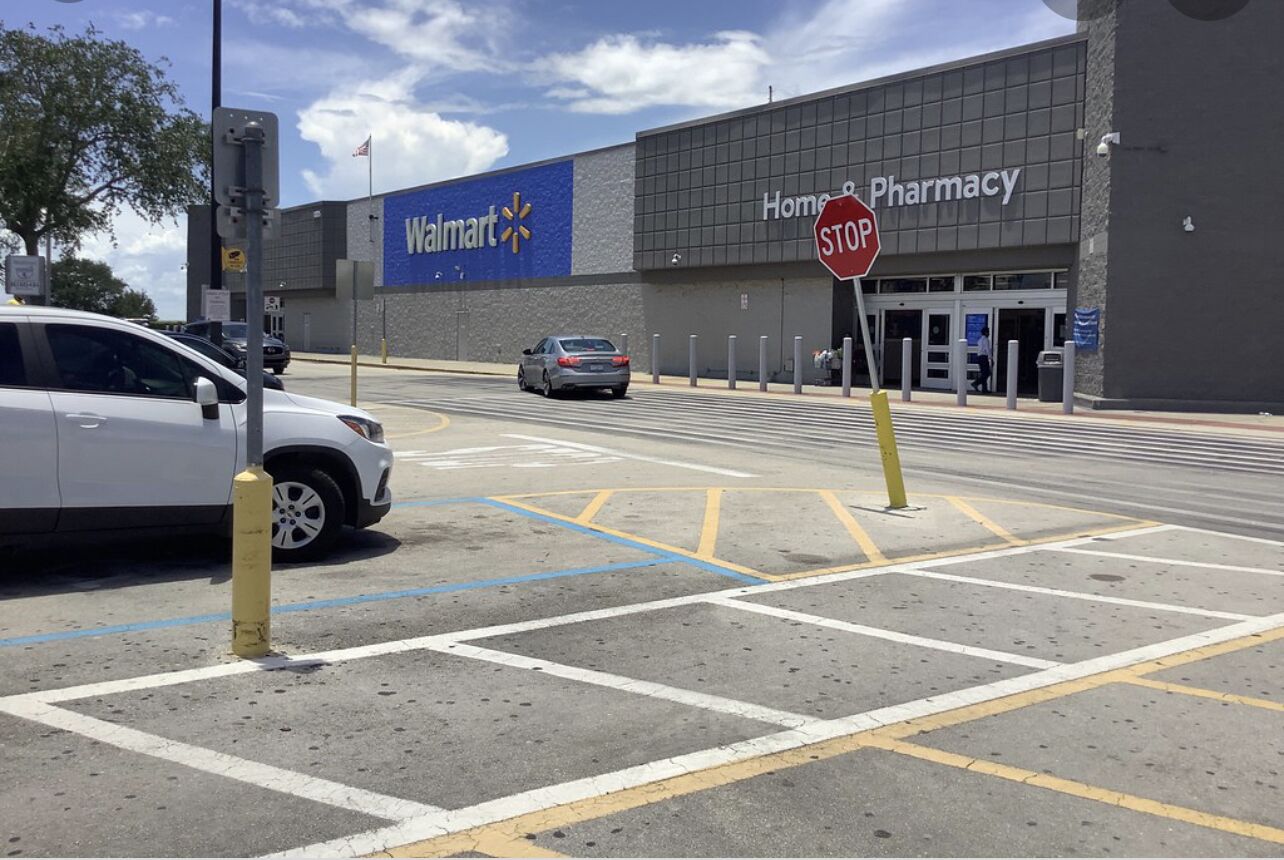 Una tienda Walmart con sección de hogar y farmacia.