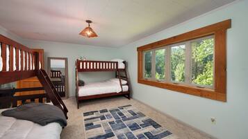 3 bedrooms, desk, iron/ironing board, travel crib
