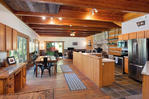 Gardiner Getaway: your cozy cabin near Yellowstone National Park! [Unit 1]