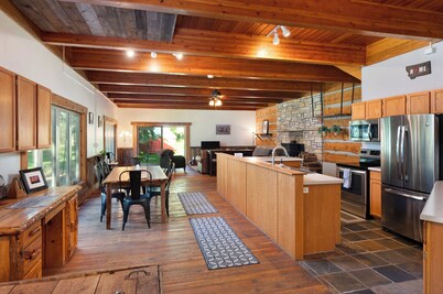 Gardiner Getaway: your cozy cabin near Yellowstone National Park! [Unit 1]