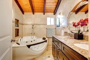 Dusche, Whirlpool, Haartrockner, Handtücher