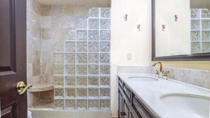 Shower, hair dryer, towels - Sonoran Sea E-104 Wave n' Sea Amazing Oceanfront Ground Floor (Puerto Peñasco)