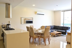 Executive-Apartment | Wohnbereich | 55-Zoll-LED-Fernseher mit Digitalempfang