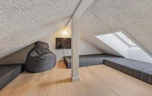 5 bedrooms, travel cot, free WiFi