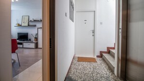 Unclassified image, 4 of 19, button - Apartments Bright Side of the Moon (Split)
