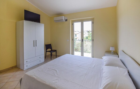 5 bedrooms, bed sheets