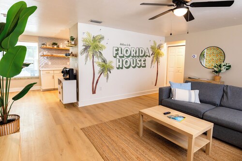 The Florida House - HOT TUB & POOL near Anna Marie Island