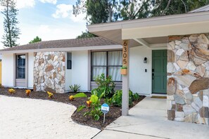 Exterior detail - The Florida House - HOT TUB & POOL near Anna Marie Island (Bradenton)