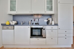 Refrigerador, microondas, lavavajillas y cafetera y tetera 