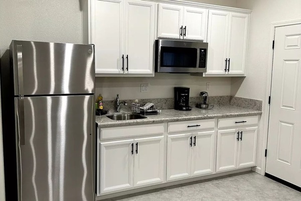 ثلاجة، ميكروويف، ماكينة لصنع القهوة/الشاي، غلّاية كهربائية