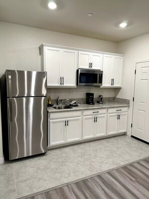 Refrigerador, microondas, cafetera/tetera, tetera/pava eléctrica