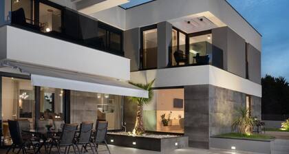 Holiday Houses, Villas Ren-lux With Heated Pool