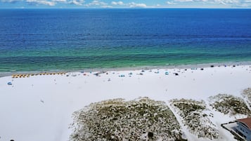 Chaises longues, serviettes de plage