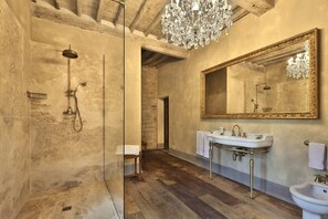 Ducha, secador de pelo y bidé