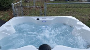 Un jacuzzi con estructura metálica y panel de control.