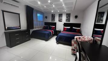 Habitación doble estándar | Ropa de cama de alta calidad y caja de seguridad en la habitación