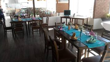 Se sirven desayunos, comidas y cocina local con mesas al aire libre