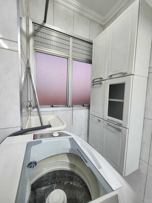 Secador de cabelo, sabonete, papel higiênico 