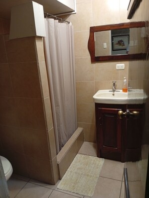 Douche, serviettes fournies, savon, papier toilette