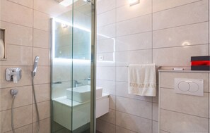 Shower, hair dryer - Cozy home in Jesenice (Jesenice)