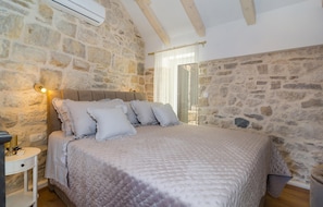 3 chambres, coffres-forts dans les chambres, fer et planche à repasser