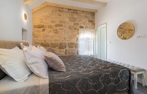 3 bedrooms, in-room safe, iron/ironing board, travel crib