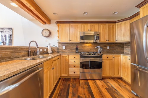 Ski In/Ski Out Condo, Private Hot Tub, Moonlight Basin