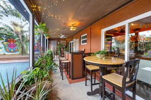 Outdoor dining - BOHO Paradise, KING Bed, POOL, 1 month+LONG Term Stays,PET FRIENDLY (Pompano Beach)