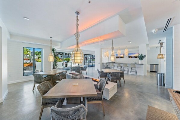 Dining - ELEVEN ELEVEN CENTRAL 445 - Luxury Condo Downtown Naples w/ Resort Amenities (Naples)