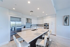 Fridge, microwave, oven, stovetop - ELEVEN ELEVEN CENTRAL 445 - Luxury Condo Downtown Naples w/ Resort Amenities (Naples)