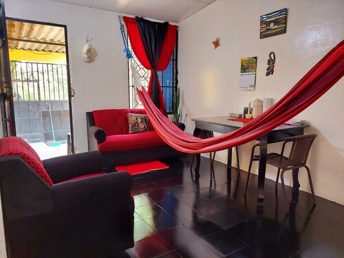 Cozy, 4 mts to walmart, Plaza Mundo, 1 hr to the beach, 35 mts to Lake Ilopango.