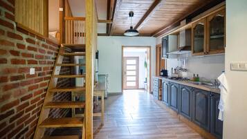 Køleskab, kogeplade, kaffe-/temaskine