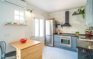 Réfrigérateur, four, plaque de cuisson, cafetière/bouilloire