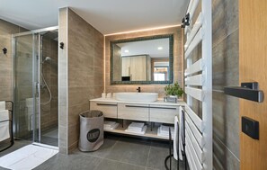Shower, hair dryer - Nice home in Stubicke Toplice with sauna (Stubicke Toplice)