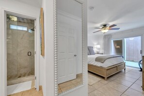 3 habitaciones, tabla de planchar con plancha, wifi y ropa de cama 