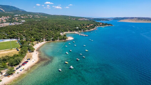 An aerial view of a coastal area with a beach, boats, and a bridge. - Lovely home in Kraljevica with house sea view (Kraljevica)
