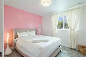 4 bedrooms, desk, free WiFi, bed sheets - At the Blue Tulips you will experience luxurious, private yet natural lifestyle
(Mississauga)