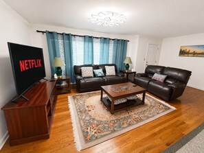 Una Smart TV, una pantalla de ordenador