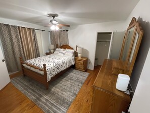 3 bedrooms, desk, iron/ironing board, travel crib