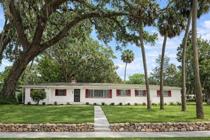 Exterior - Venetian Gardens Home in Peaceful Neighborhood (Leesburg)