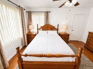 3 bedrooms, desk, iron/ironing board, travel cot - Venetian Gardens Home in Peaceful Neighborhood (Leesburg)